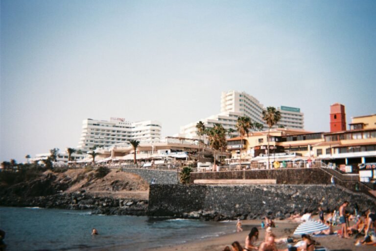 Playa de Tenerife con hoteles al fondo en un día soleado