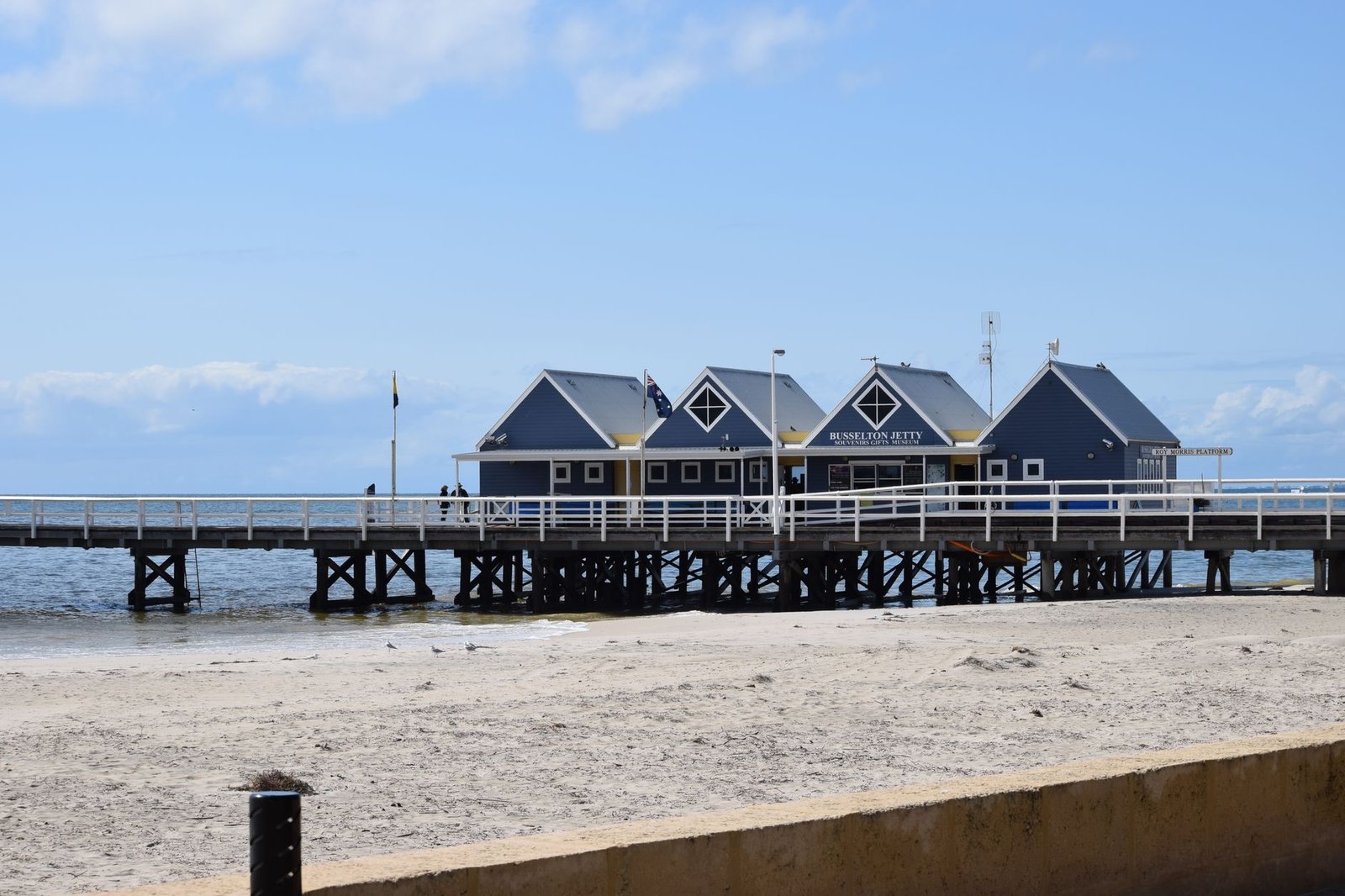 El muelle de Busselton extendiéndose sobre el mar en Australia Occidental