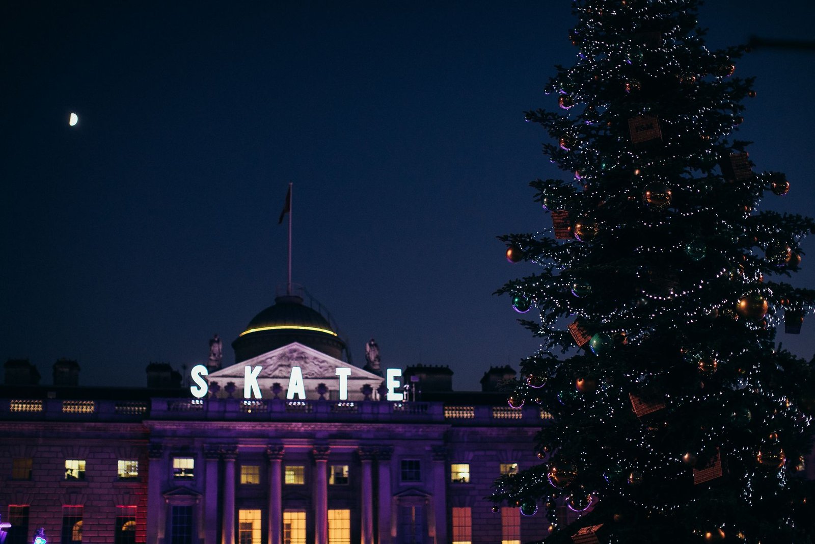 Árbol de Navidad iluminado en Somerset House, Londres, de noche