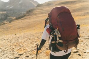 Senderista con mochila en un sendero de montaña