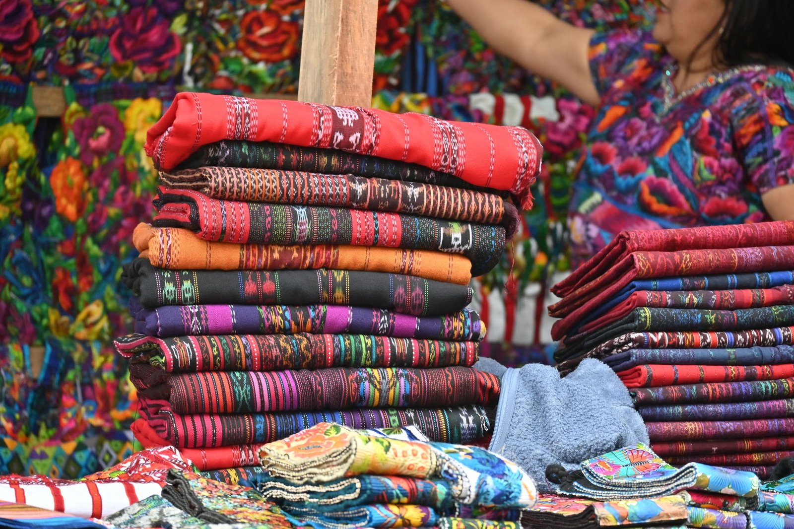 Tejidos artesanales de colores expuestos en un mercado de Guatemala