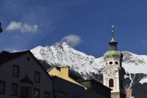 Calles de Innsbruck con los Alpes nevados al fondo