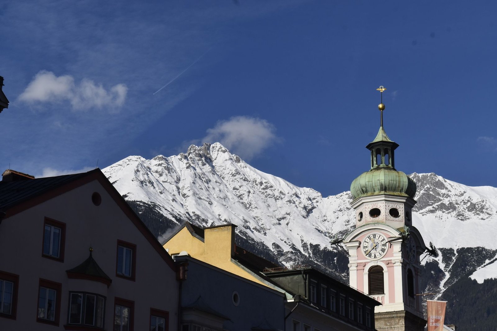 Calles de Innsbruck con los Alpes nevados al fondo