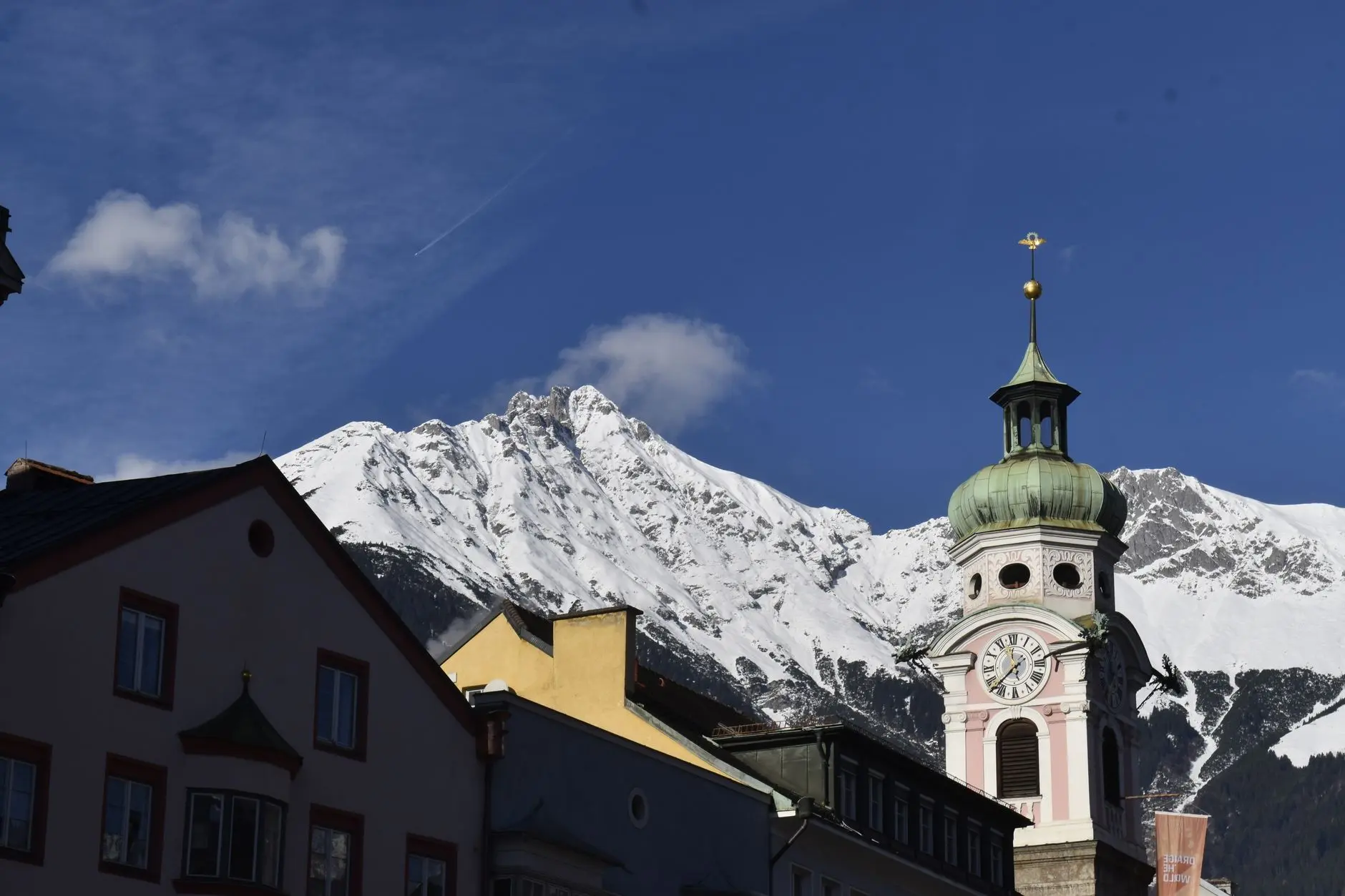 Calles de Innsbruck con los Alpes nevados al fondo