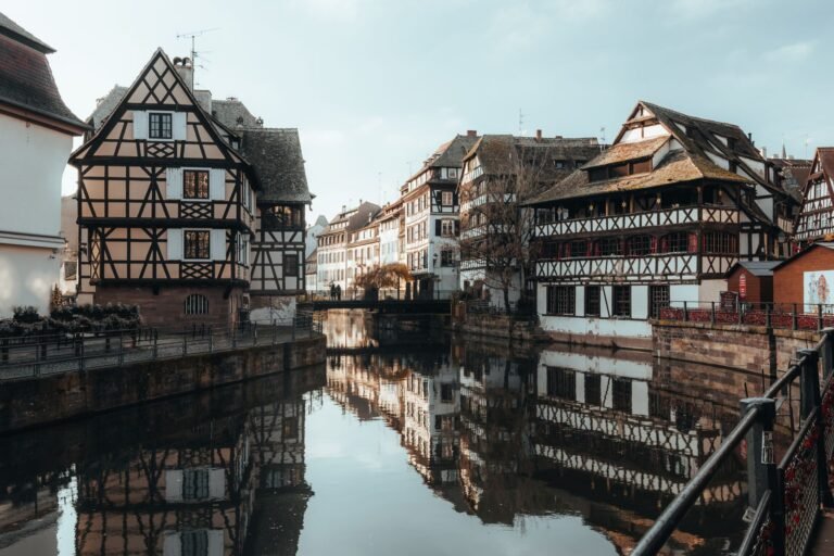 Casas con entramado de madera reflejadas en un canal de la Petite France de Estrasburgo