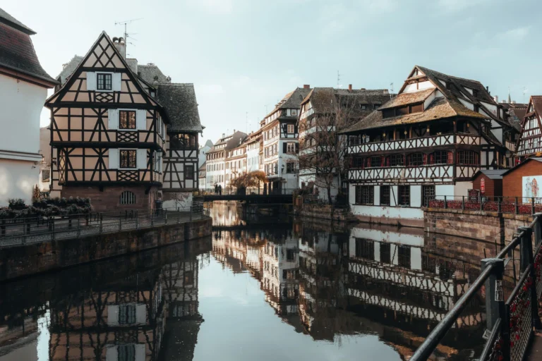 Casas con entramado de madera reflejadas en un canal de la Petite France de Estrasburgo