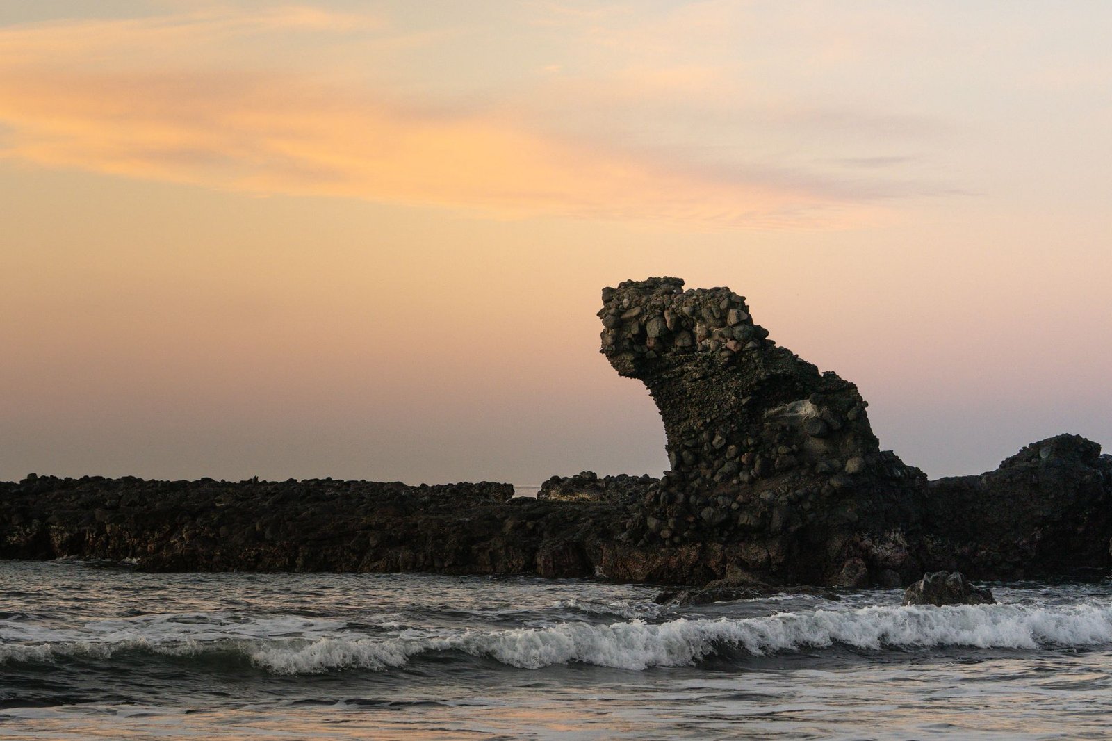 Formación rocosa en la playa de El Tunco al atardecer, El Salvador