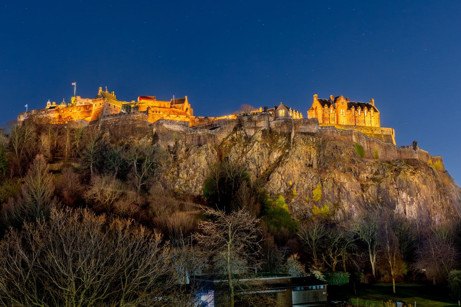 El castillo de Edimburgo iluminado de noche durante las fiestas de Hogmanay