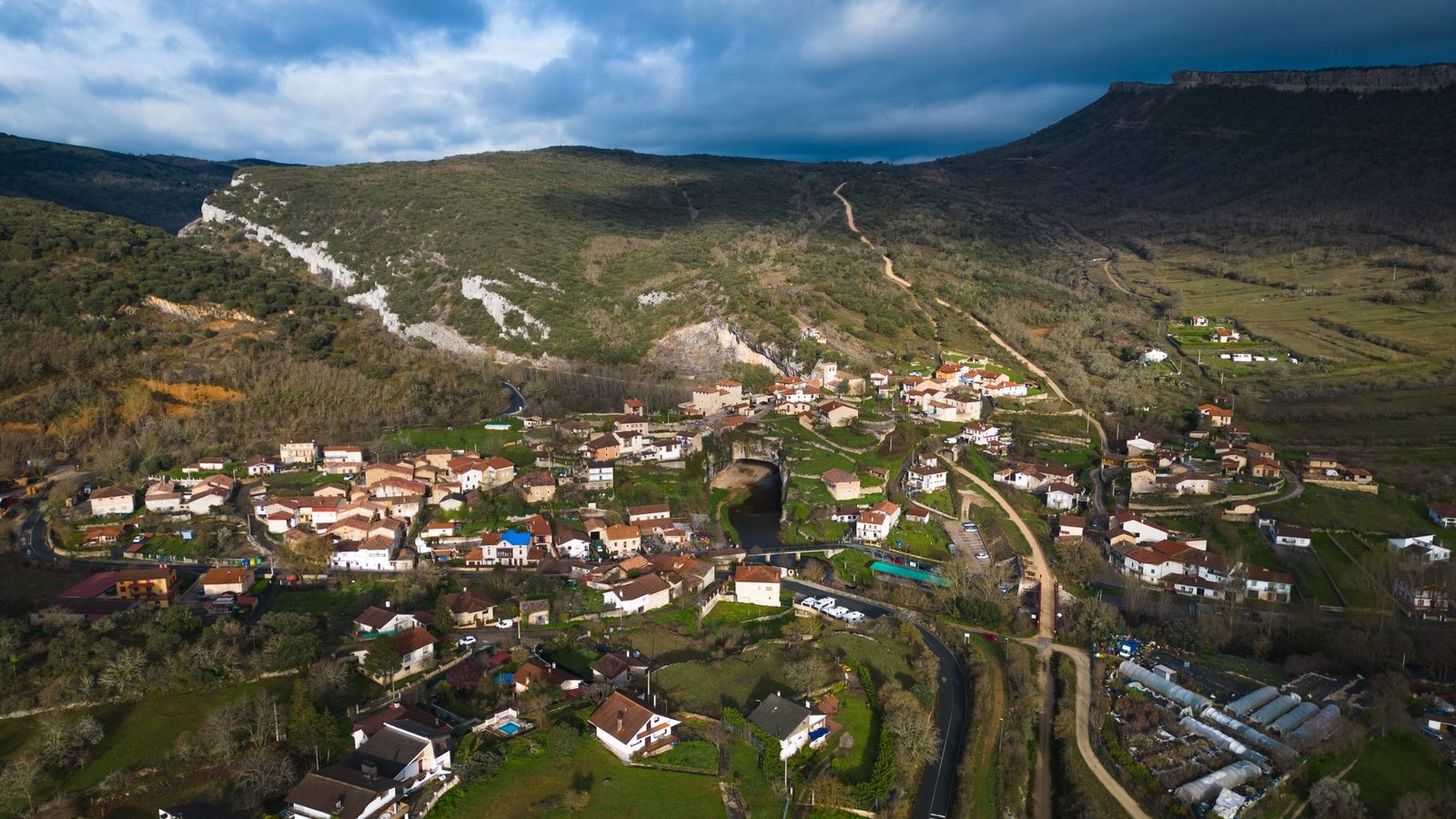 Vista aérea de Puentedey, pueblo burgalés sobre un puente natural de roca en el río Nela