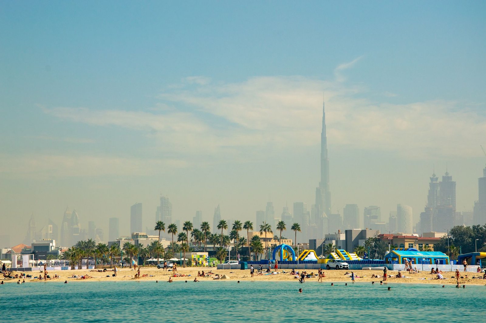 Bañistas en una playa de Dubái con el Burj Khalifa al fondo