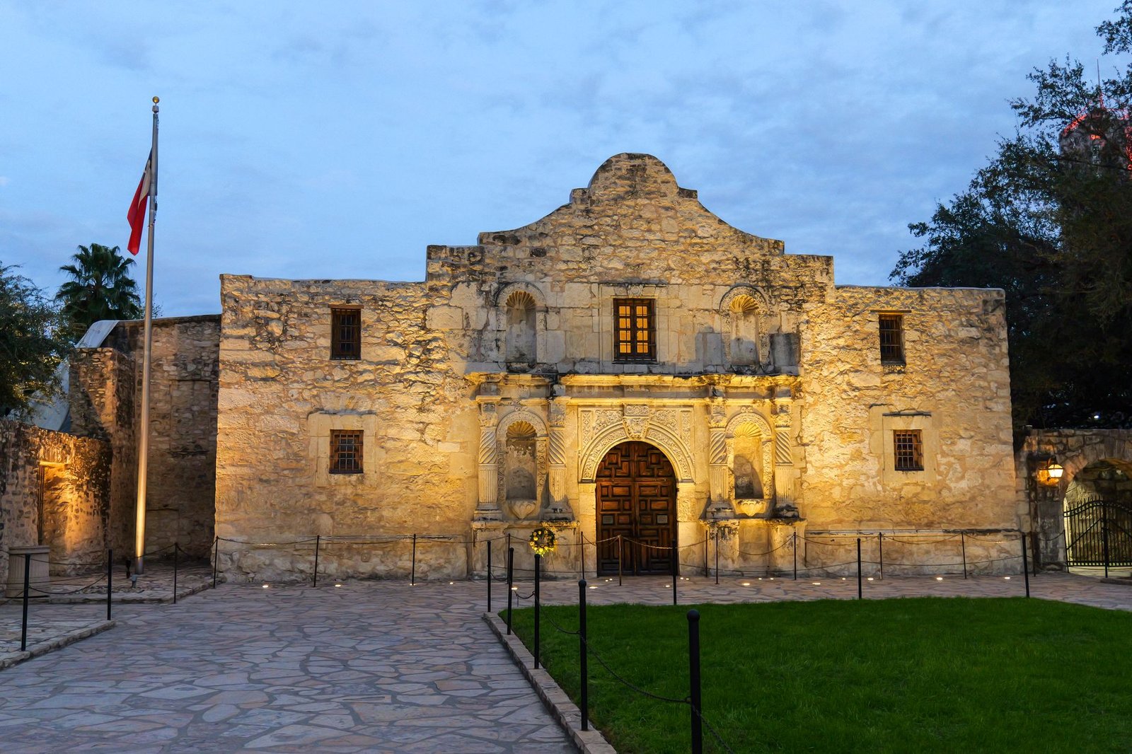 Fachada del Álamo, en San Antonio, Texas, iluminada al anochecer