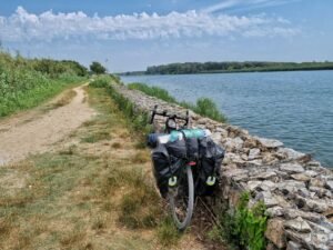 Bicicleta cargada con alforjas para cicloturismo en un camino rural