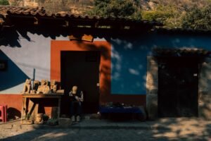 Casa de colores con artesanías de piedra a la puerta en un pueblo del centro de México