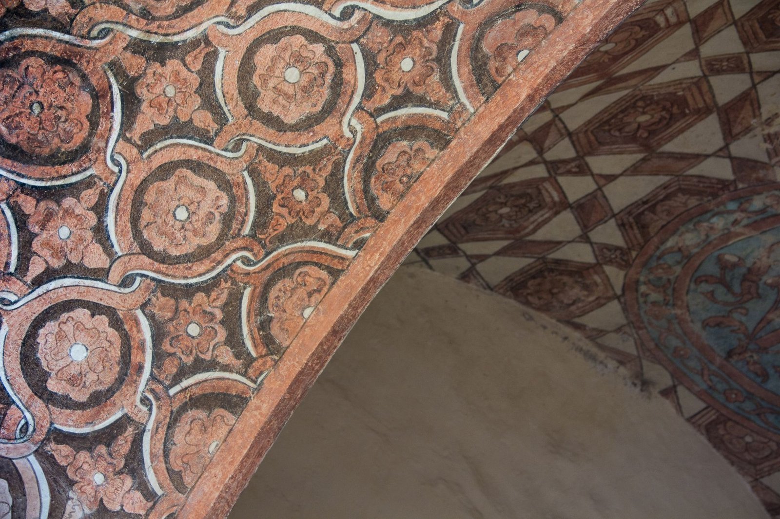 Pinturas murales decorativas sobre un arco histórico en Malinalco, México