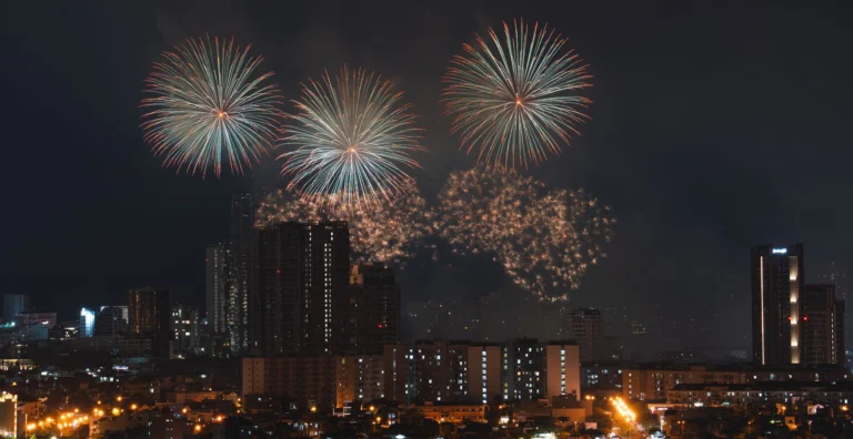 Fuegos artificiales de Nochevieja iluminando el perfil de una ciudad