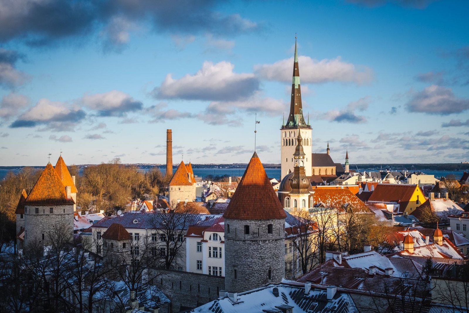 Vista invernal del casco antiguo de Tallin con la torre de la iglesia de San Olaf nevada