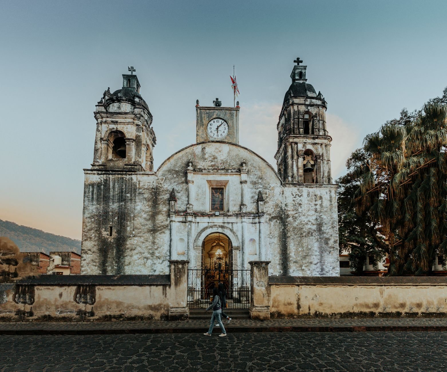 Fachada de una iglesia histórica de Tepoztlán, Morelos, al atardecer