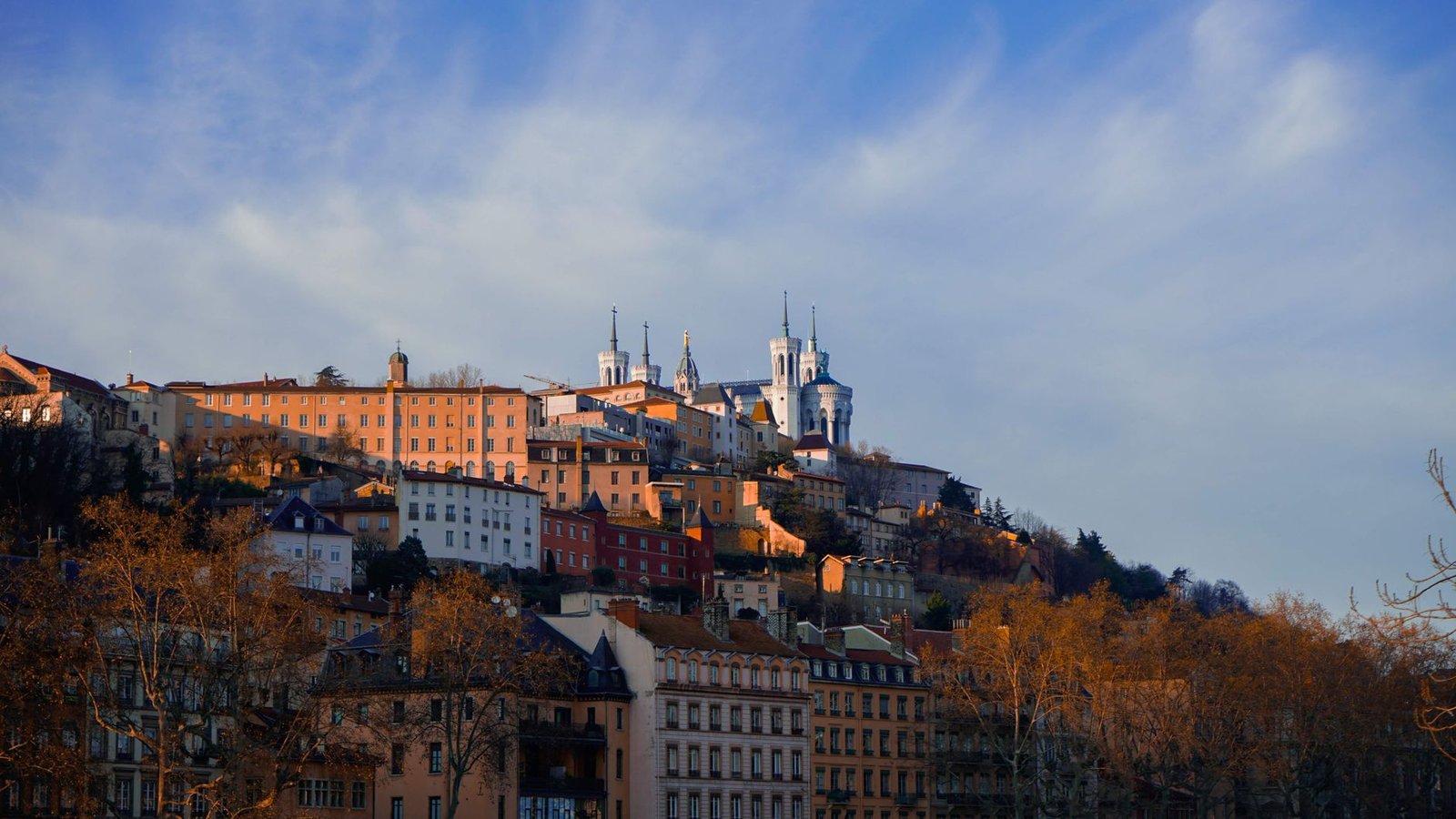 Vista del casco histórico de Lyon y la basílica de Notre-Dame de Fourvière al atardecer