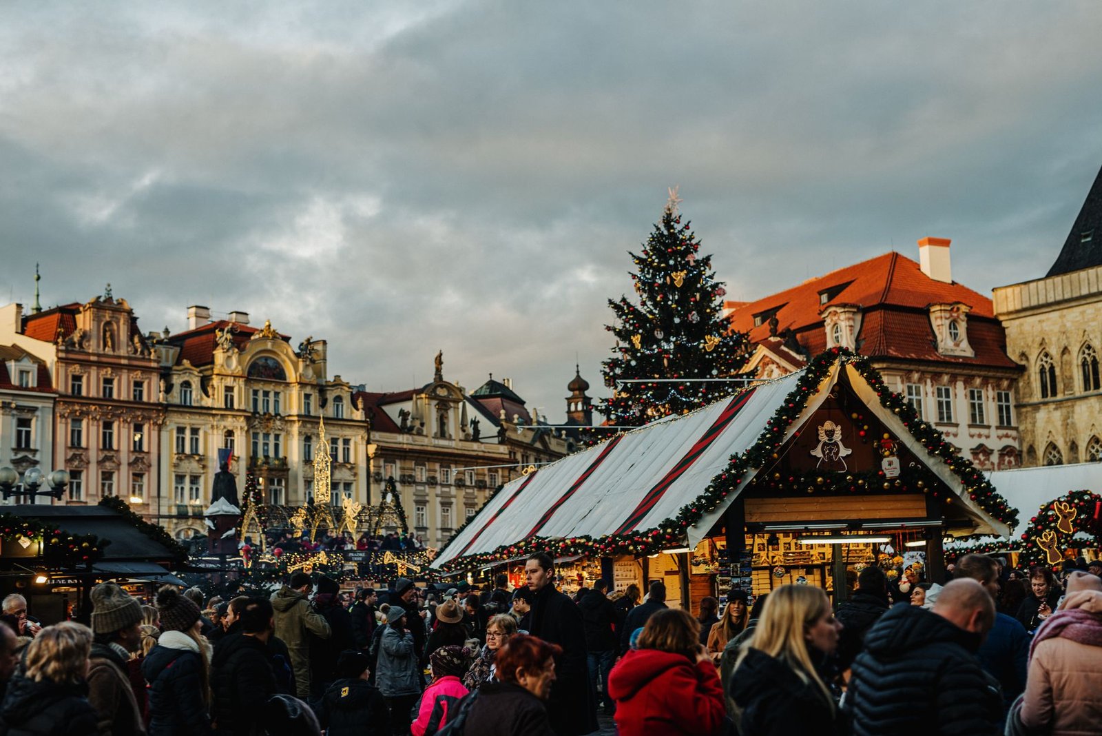 Puestos del mercado de Navidad de la plaza de la Ciudad Vieja de Praga