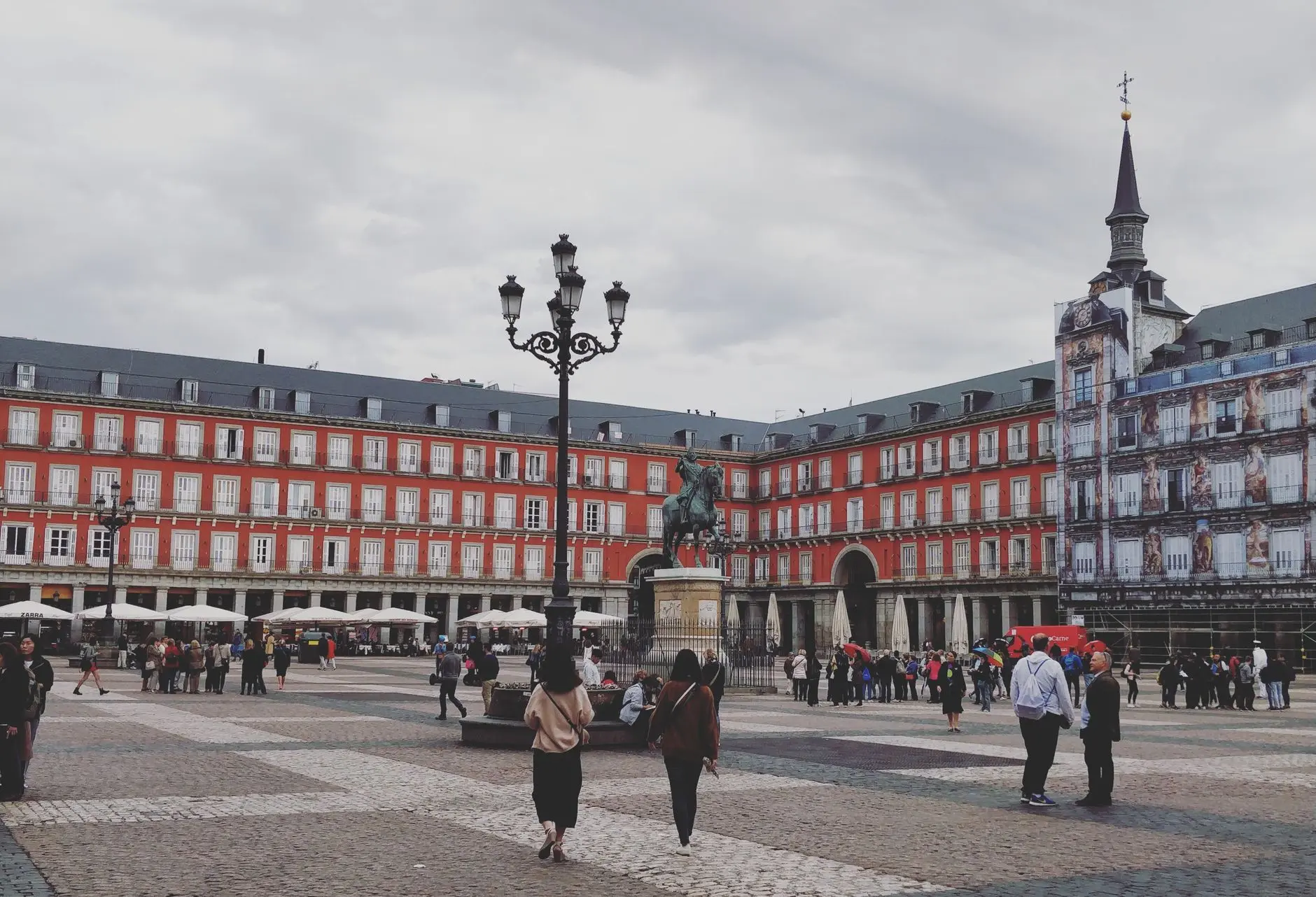 Plaza Mayor de Madrid con la estatua ecuestre de Felipe III y visitantes