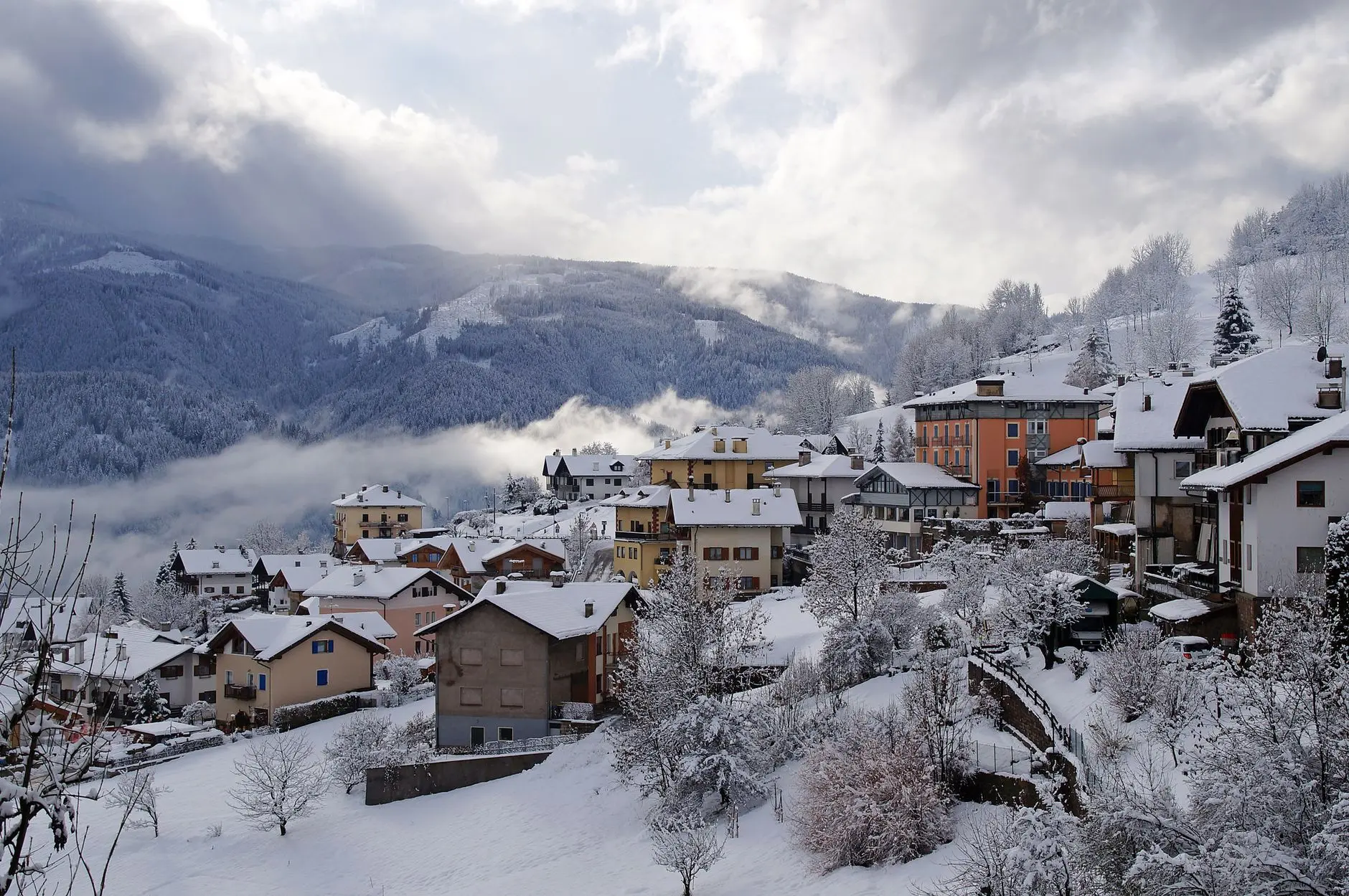 Pueblo cubierto de nieve en las montañas durante el invierno