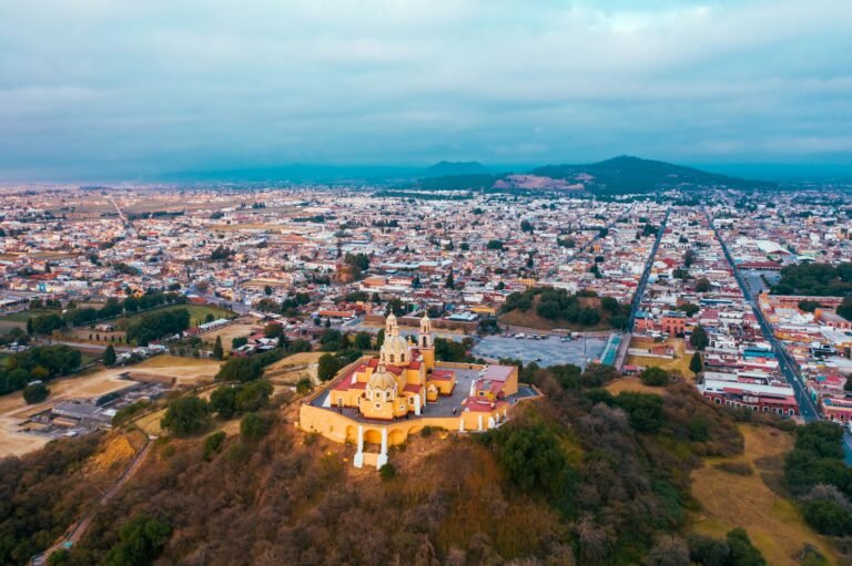 Vista aérea de Cholula con el santuario de la Virgen de los Remedios sobre la Gran Pirámide