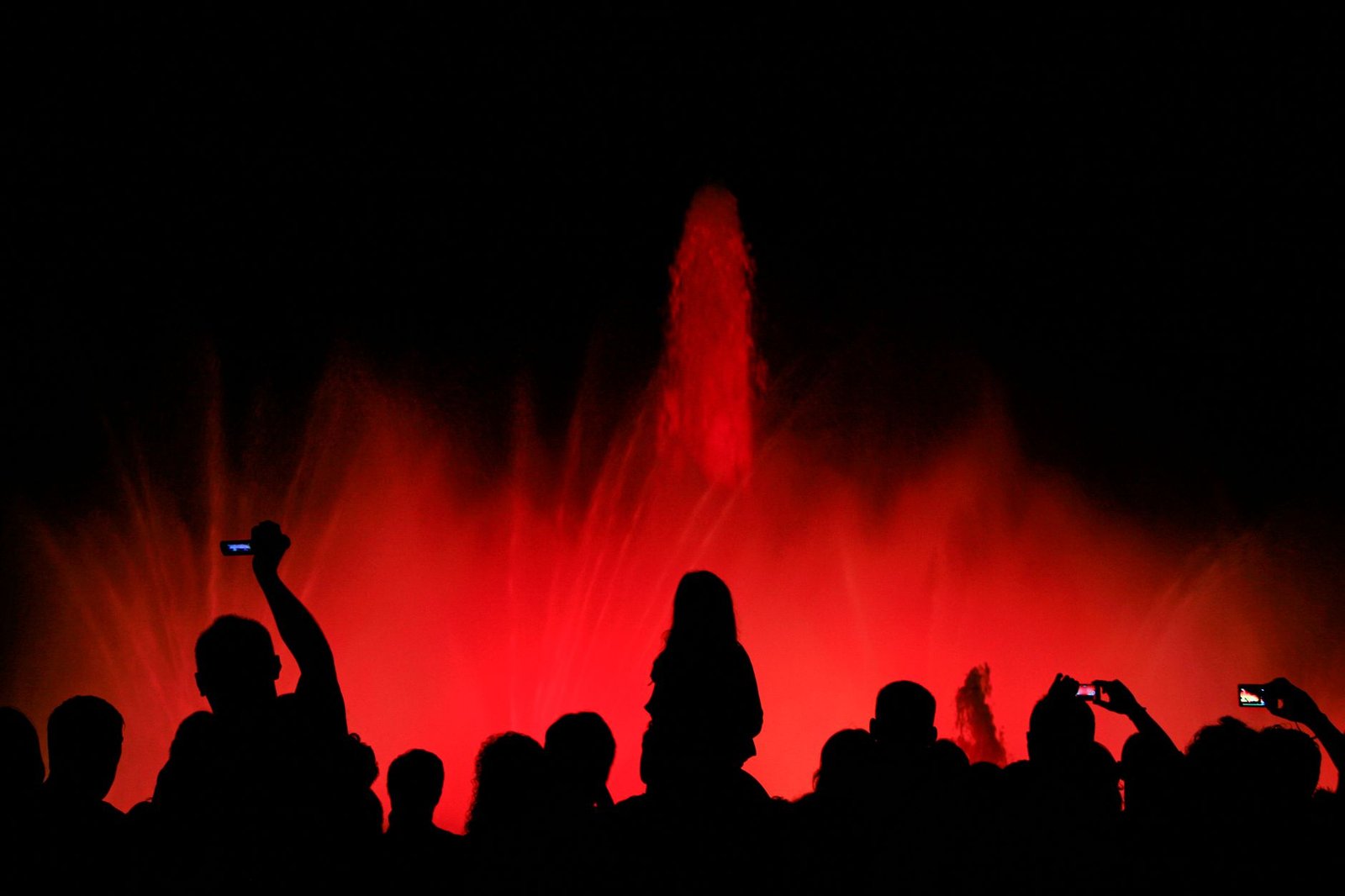 Público disfrutando del espectáculo de luces de la Font Màgica de Montjuïc en Barcelona