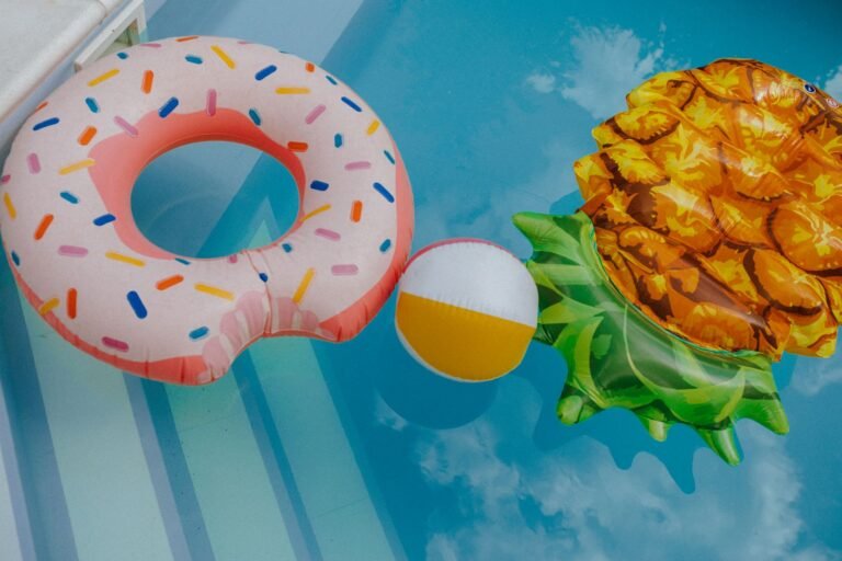 Colchonetas y flotadores hinchables de colores en una piscina