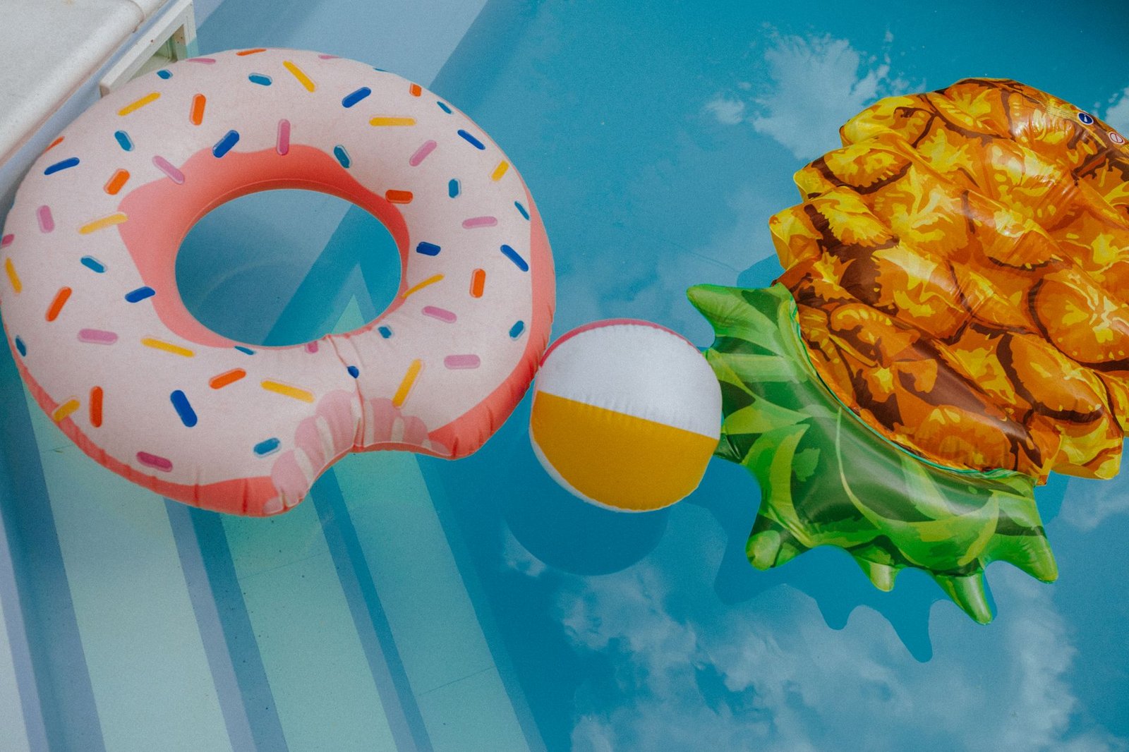 Colchonetas y flotadores hinchables de colores en una piscina